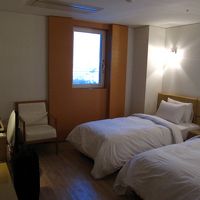 デラックスツイン（通りに面していますが窓は小さ目でした）