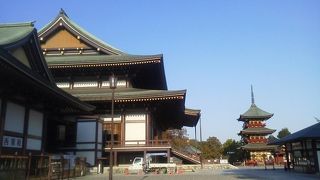外国の観光客の方々も「成田山」～新勝寺～