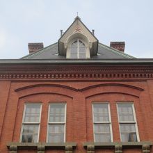 正面上部には、開拓使を表わす五陵星が光ります