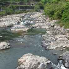 橋の上から渓谷を見下ろす