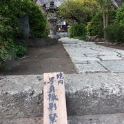 茅葺きの本堂・花木の庭・・心和むお寺です