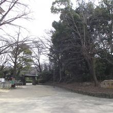 庭園出入口 (左手建物が大阪市立美術館)