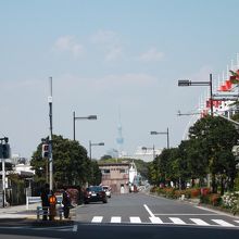 竹芝桟橋入口交差点からスカイツリー見えた