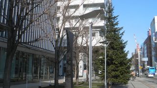 札幌駅と地下連絡通路でつながるビルの前にある