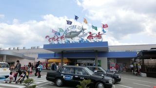 いろいろな試食があるとれとれ市場