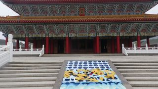 蓮池潭湖畔にある大きな孔子廟