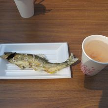 アユの塩焼きと桜茶