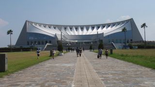 緑に囲まれた水族館