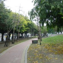 蓮池潭沿いにある遊歩道