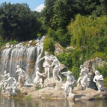 庭園の奧にある人工の滝。神話にちなむ彫刻群があります。
