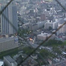 白と青の高層マンションの横が川口元郷駅