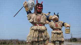 巨大ななまはげが目印