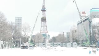 雪祭りの準備が進む大通公園