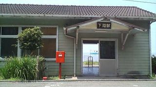 ベンチでゴロリと横になり、寅さん気分。