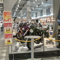 バイクや乗用車の展示即売