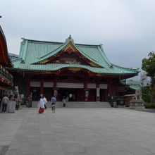 御神殿　昭和９年に竣功　権現造。鉄骨鉄筋コンクリート・総朱漆