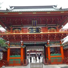 随神門　昭和50年に昭和天皇御即位50年の記念として建立