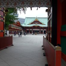 随神門をくぐると御神殿が見えてくる