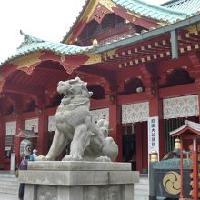 関東大震災後に復興された、正面を向いている珍しい狛犬