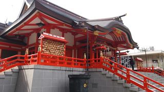 歌舞伎町のすぐ隣に赤い社殿