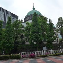 外の坂を上ってくるとニコライ堂があります