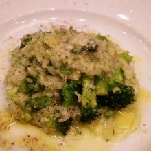 春野菜のジェノベーゼリゾット。これが一番おいしかった。