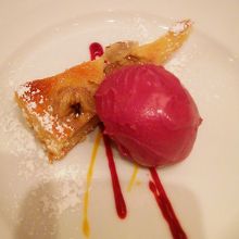 デザートはバナナのタルトと赤ぶどうのアイス