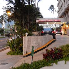 ワイキキサンドヴィラホテルの１階にあるアメリカングリルバー。