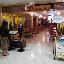 店内は明るく、店員もフレンドリーな感じ。