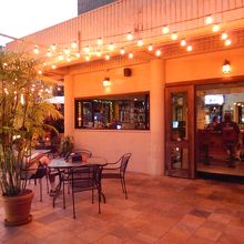 アウトサイドテーブルエリア。日本のビアガーデン風に苦笑。