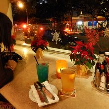 フロントストリートが見える、窓側のカウンター席がいい感じ。