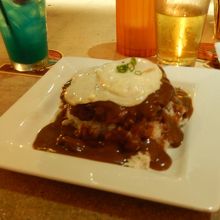 ロコモコは、ちょこっと醤油を垂らすと和風味で美味しい。