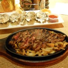 大判のステーキ。グリルしたオニオンとポテトも甘くて美味しい。