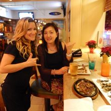 陽気でおしゃべり上手なウェイトレス嬢と記念撮影。