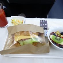 朝ごはんのサンドイッチとアサイーボウル