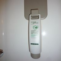 バスルームにはこれ（髪＆身体兼用）のみ