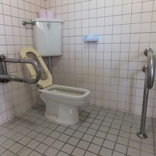 駐車場内のトイレ