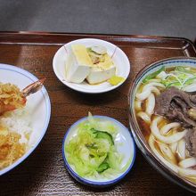 馬肉うどんとミニ天丼のセット。