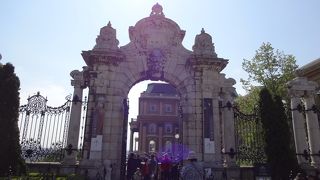 美術館や博物館として公開されています。