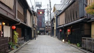 風情のある古い町並みとしだれ柳の白川