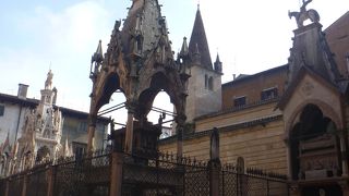 高い塀があるので、見にくいかも