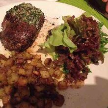 肉料理　充分に美味しい。値段を考えると文句のつけようなし