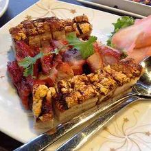 ローストポークは皮がカリッカリ！ボリュームはたっぷり！