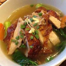 ダックヌードルは鴨肉のローストが美味しい縮れ麺