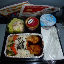 トレーにて配膳された有料の機内食・・・
