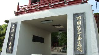 竜宮城のような門です。