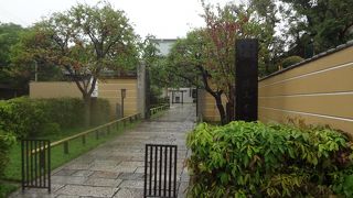 枝垂桜の名所です。