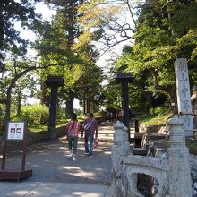 国道4号線近くの参道入口