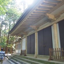 金色堂覆堂　(内部は撮影禁止)