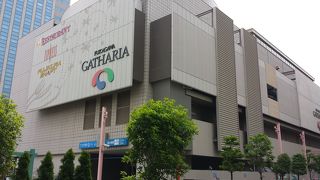 オフィスビルとショッピングの複合エリア